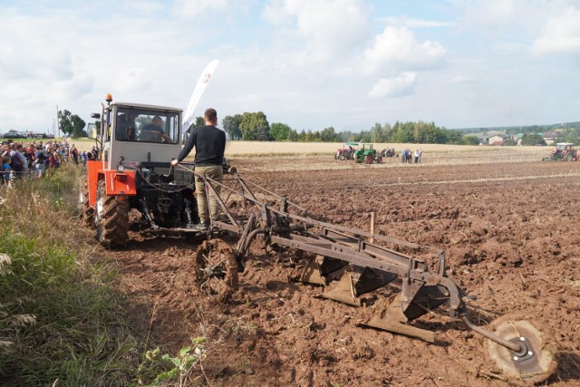 Konkurs Orki Zabytkowymi Traktorami 2022. Maszyny z duszą zajechały do gminy Kochanowice