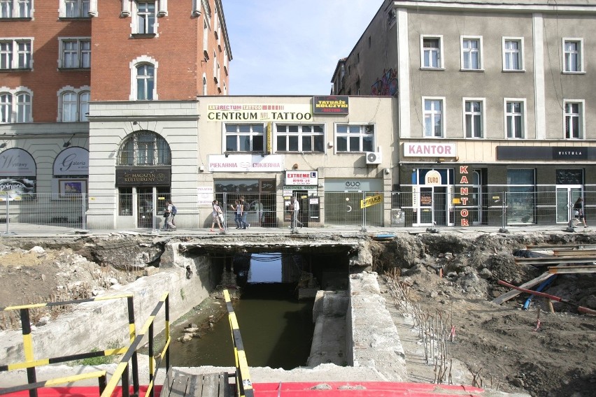 Przebudowa Rynku w Katowicach: Rawa blokuje prace [ZDJĘCIA]