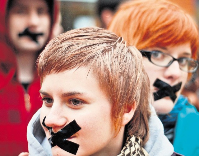 Protestujący zakleili sobie usta taśmą