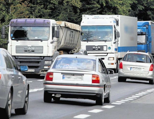 Ciężarówki mają bardzo duży wpływ na płynność ruchu oraz bezpieczeństwo na drogach