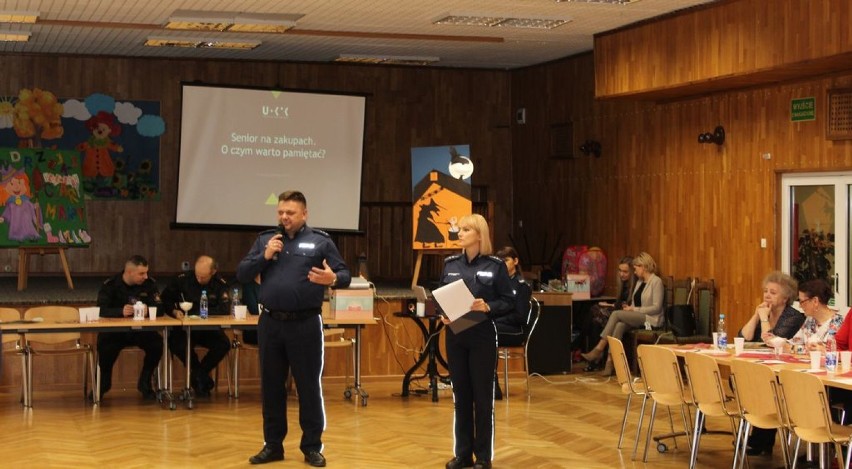 O metodach wyłudzeń, cichym zabójcy i bezpieczeństwie. W Wieluniu odbyła się debata z seniorami [FOTO]