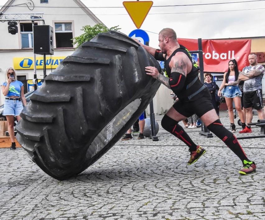 Obrzycko. Pokazy siłaczy i konkursy dla publiczności na pikniku strażackim