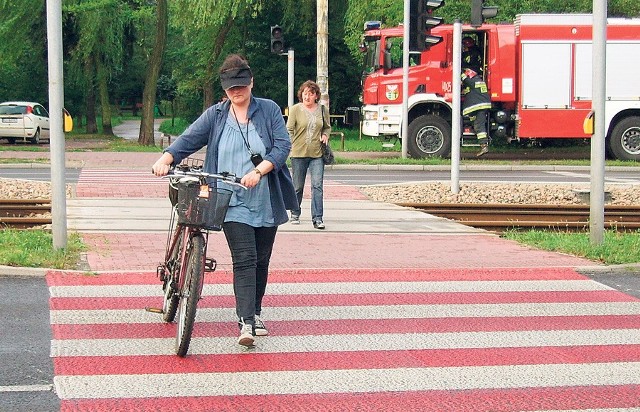 Na ul. Królowej Jadwigi rowerzyści muszą prowadzić swoje rowery