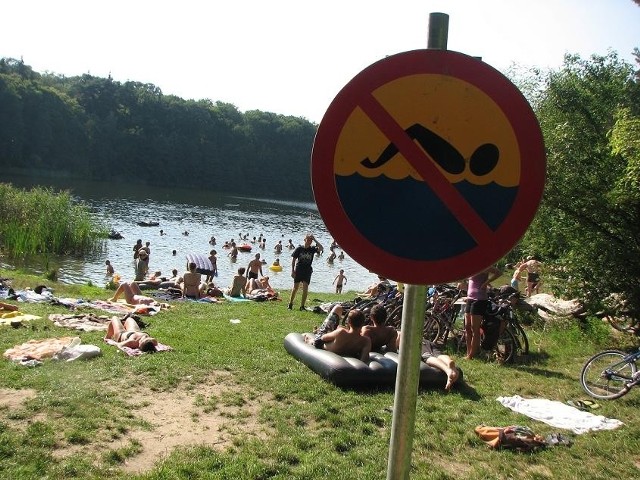 W upalne dni plaża nad jeziorem Jarosławieckim przeżywa prawdziwe oblężenie