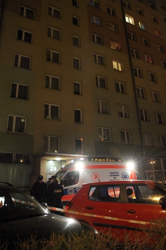 Wrocław: Śmierć przy Krynickiej. Kobieta wyskoczyła z 6. piętra bloku (ZDJĘCIA)