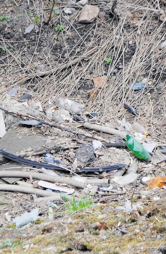 Mieszkańcy wciąż wyrzucają śmieci w nielegalnych miejscach