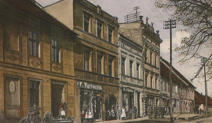 Foto 4 - Od lewej: budynek Poczty Polskiej, dalej budynek...