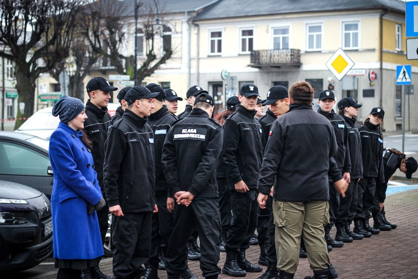 Ślubowanie kadetów klasy mundurowej Powiatowego Zespołu Szkół w Warcie. Uroczystość na Rynku. Było też podpisanie umowy i pokaz ZDJĘCIA