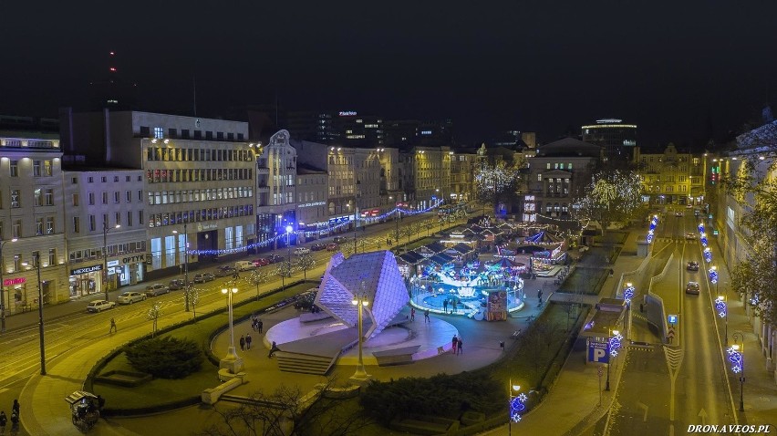 Jarmark świąteczny w Poznaniu z lotu ptaka. Wygląda niesamowicie!