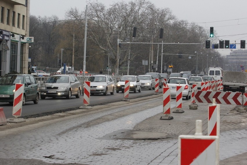 Remontują plac Orląt Lwowskich. Korkują się Podwale i Robotnicza (ZDJĘCIA)