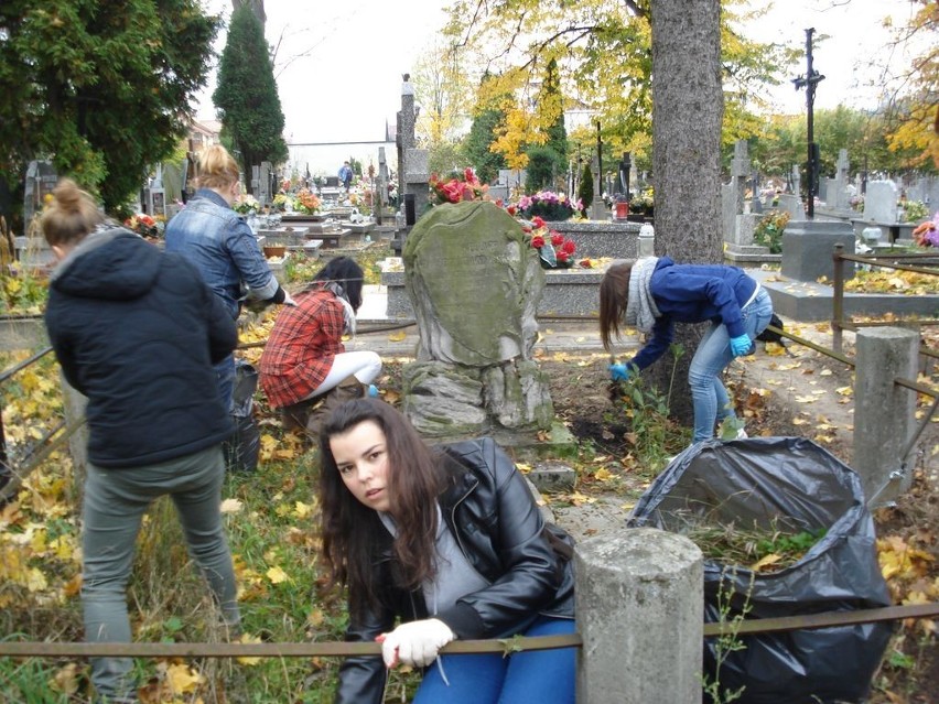 Opole Lubelskie: Młodzież sprzątała zabytkowe groby (ZDJĘCIA)