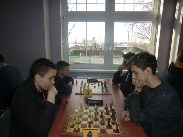 W turnieju wzięło udział siedemnastu młodych szachistów.