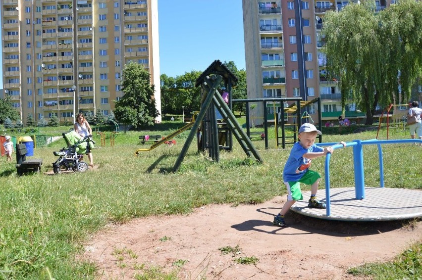 Nowe piaskownice i huśtawki w starachowickich osiedlach 