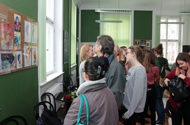 W czwartek w Bibliotece Miejskiej  odbył się wernisaż VIII edycji wystawy z cyklu "Prezentacje", organizowanej we współpracy z Liceum Plastycznym im. Józefa Czapskiego w Grudziądzu.

Na ekspozycji zaprezentowano prace: 
- Sandry Kulisz, 
- Bartosza Błędowskiego, 
- Lady Razdolskiej, 
- Dominiki Iwickiej, 
- Katarzyny Lidke, 
- Magdaleny Małkowskiej, 
- Zuzanny Spychalskiej, 
- Oliwii Kot, 
- Julii Nowackiej, 
- Marty Żuchowskiej,
- Marii Domżalskiej.