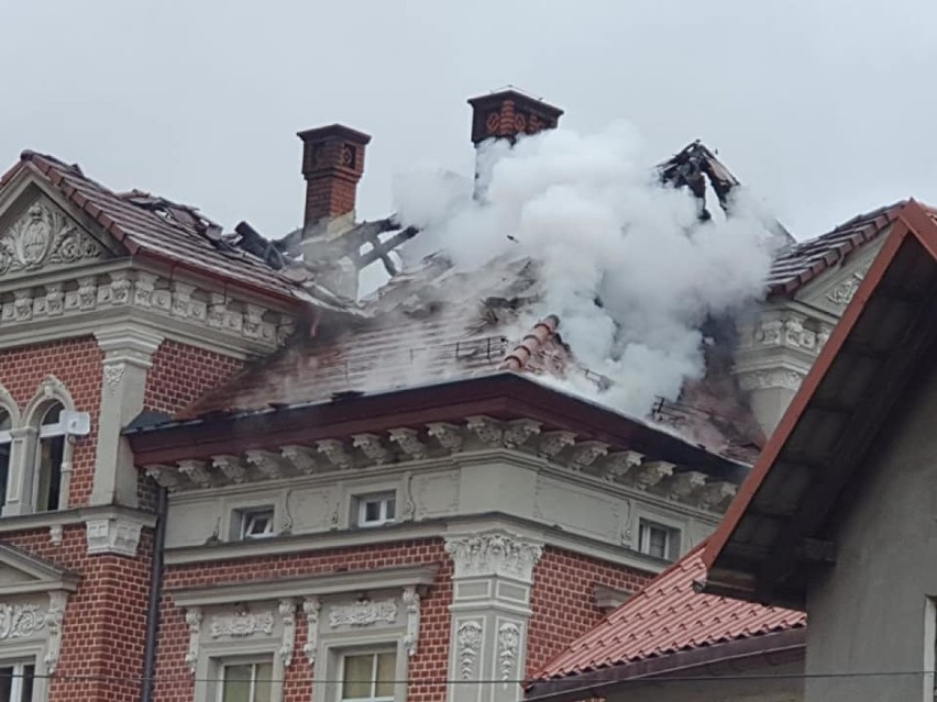 Pożar zabytkowej kamienicy w Bardzie              