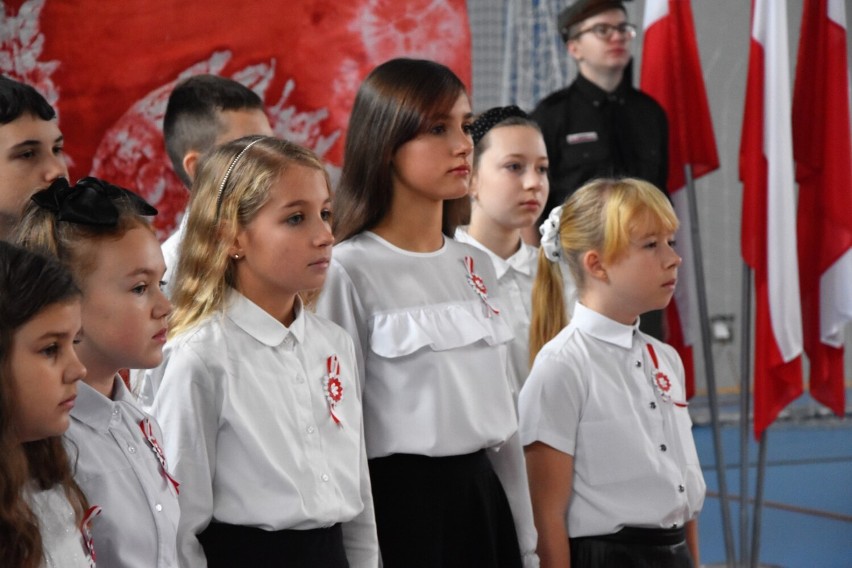 Gmina Wejherowo. Obchody Święta Niepodległości 2022 w Szkole Podstawowej nr 1 w Bolszewie - apel dla klas IV-VIII | ZDJĘCIA 