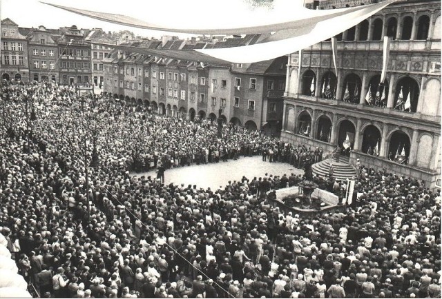 Wiec Solidarności na Starym Rynku w Poznaniu 31 sierpnia 1981 roku.