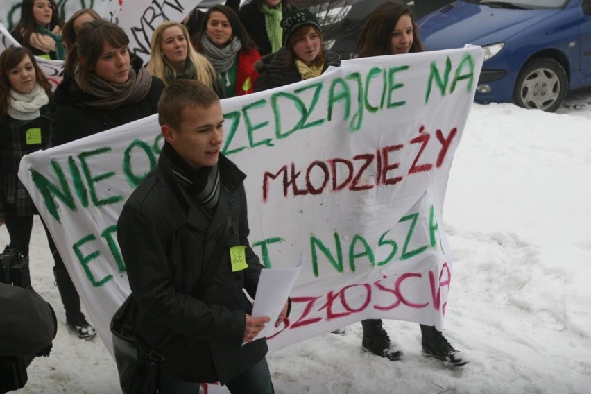 Manifestacja młodzieży Ekonomika z Raciborza [ZDJĘCIA i WIDEO]