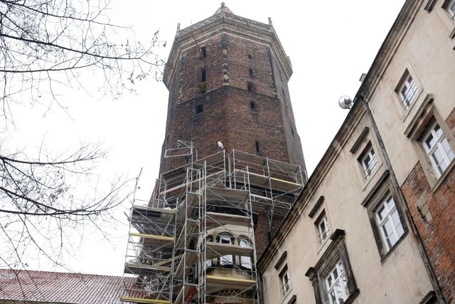 Robotnicy montują rusztowanie na wieży św. Piotra. Remont rozpoczną w marcu