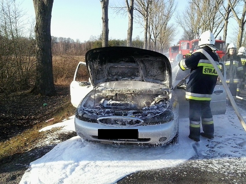 Auto paliło się na środku drogi [FOTO]