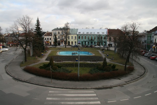 Całkiem niedawno Kielce wyglądały zupełnie inaczej. Poznajecie te miejsca? W ciągu kilku lat niektóre z nich całkowicie się zmieniły i są nie do poznania. Wiele miejsc i obiektów zachowało się tylko na fotografiach.

Tak kiedyś wyglądał kielecki Rynek, którego centralna część zajmowała fontanna (zbudowano ją jako zbiornik przeciwpożarowy). Zniknęła w roku 2008, kiedy to rozpoczął się generalny remont Rynku. Potrwał do roku 2011.