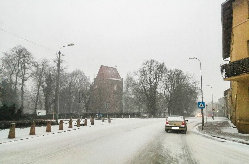 Szamotuły. Śnieżyca, mróz i ślizgawka na ulicach! Jak sprawdziły się nasze służby? [ZDJĘCIA]