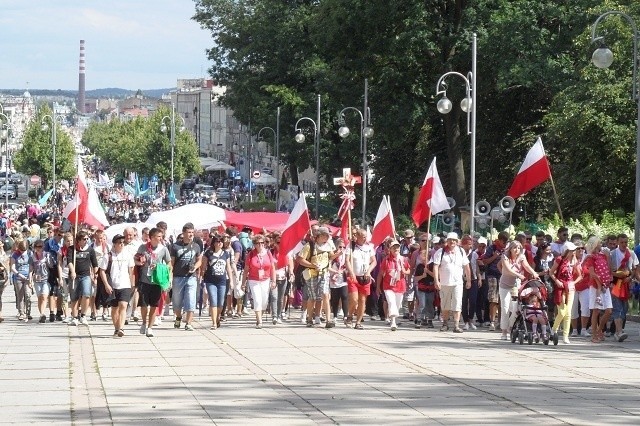 Pielgrzymka Diecezji Sosnowieckiej na Jasną Górę w pełnym słońcu! [ZDJĘCIA]