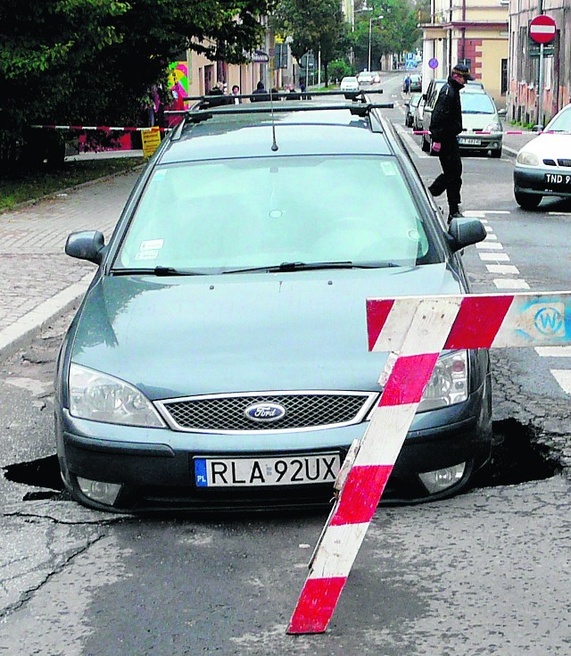 Pod śmieciarką ulica zapadła się we wrześniu na Rynku. Pod ul. Bernardyńską woda wypłukała grunt, a w pułapkę wpadł ford