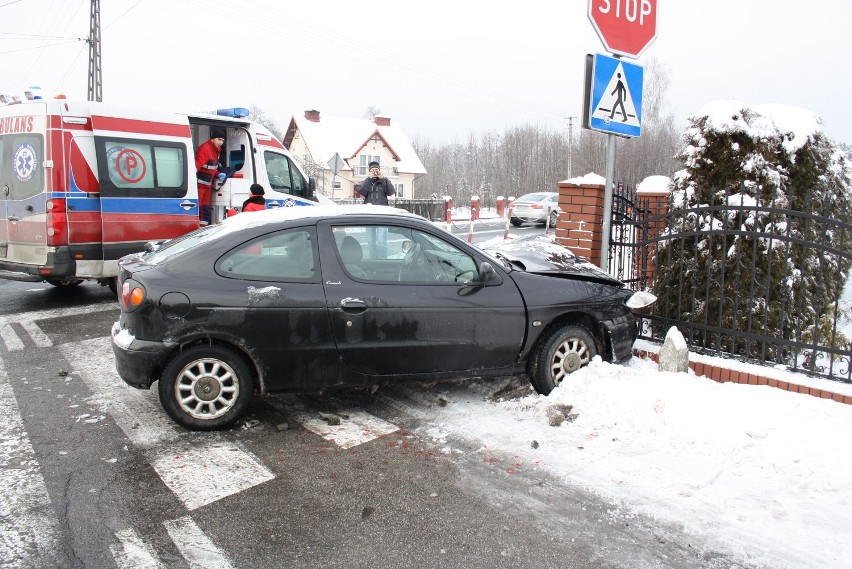 Wypadek w Libiążu: samochód wbił się w płot [ZDJĘCIA]