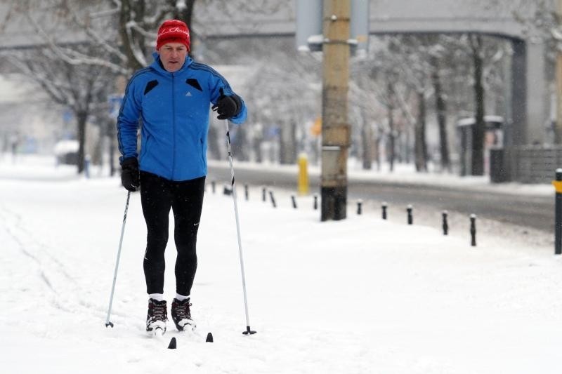 Lany poniedziałek pod śniegiem. Wielkanoc we Wrocławiu zimowa (ZDJĘCIA)