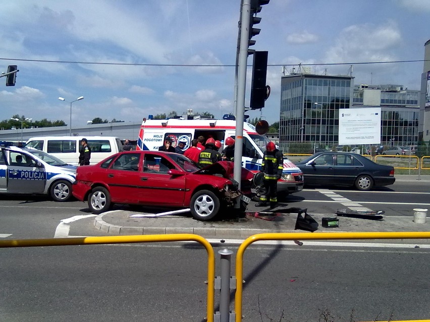 Katowice: Wypadek na Ligocie. Samochód wbił się w słup [ZDJĘCIA]