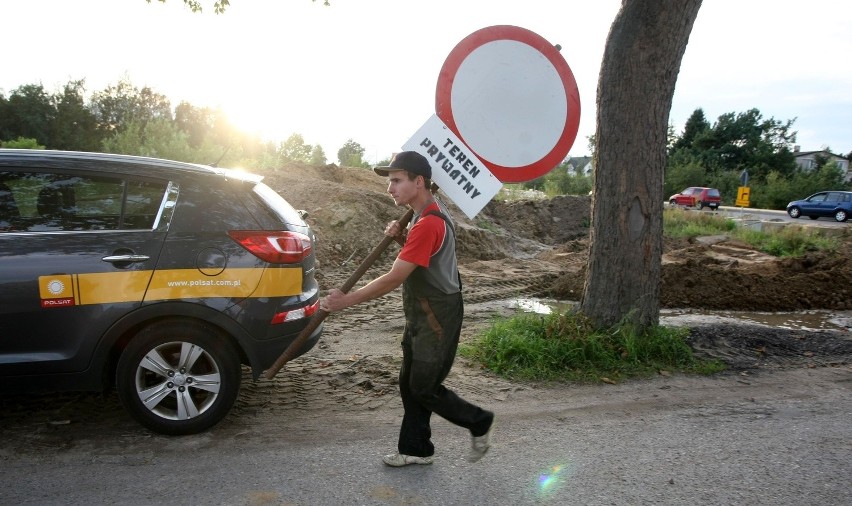 Droga w Karczemkach zamknięta. Gospodarz postawił betonowe słupy! ZDJĘCIA, FILM
