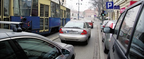 Przez skrzyżowanie ul. Stradomskiej i św. Gertrudy w Krakowie w ciągu jednej zmiany świateł przejeżdża 13 samochodów