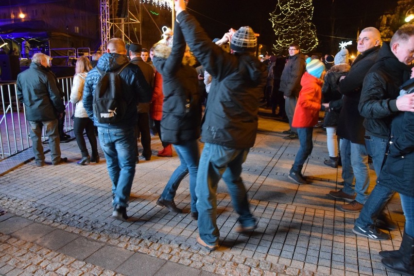 Częstochowa: Sylwester na Placu Biegańskiego [ZDJĘCIA] Wystąpili Czarno-Czarni oraz Apress Band