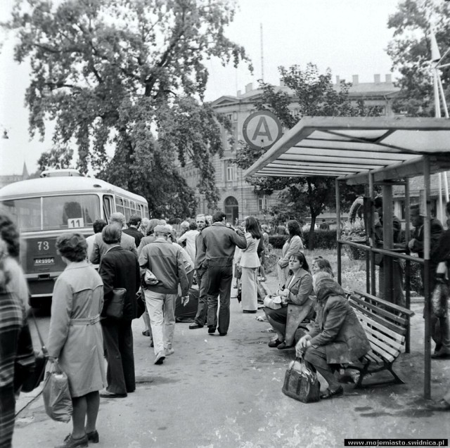 Świdnica lat 80. Kolejki, remonty i piękne, choć szare miasto. Tak tu się mieszkało. Zobacz wyjątkowe zdjęcia!