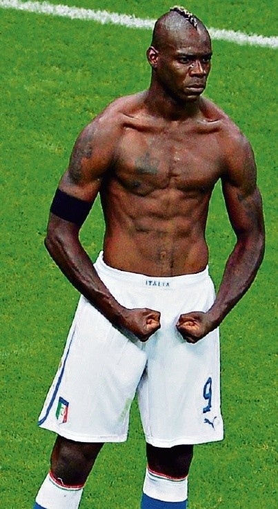 Mario Balotelli (Włochy), pochodzi z Ghany, 21 lat, 189 cm wzrostu, 88 kg wagi