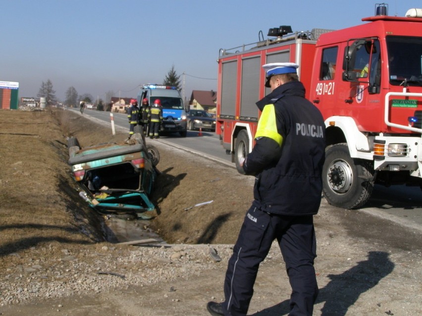 Wypadek w Ostrowsku: samochód dachował. Jedna osoba ranna [ZDJĘCIA]