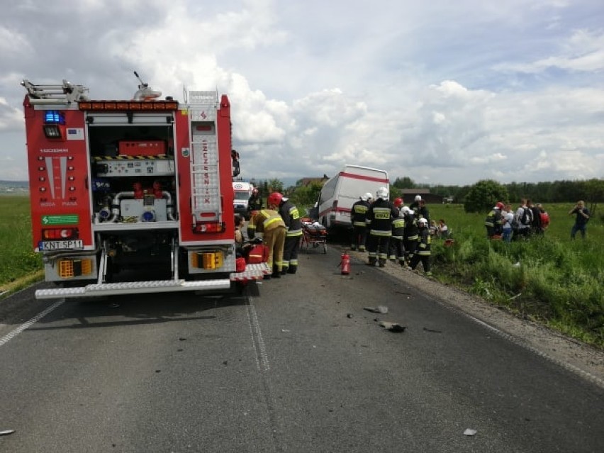 Podhale. Czołowe zderzenie busa pasażerskiego z osobówką [ZDJĘCIA]