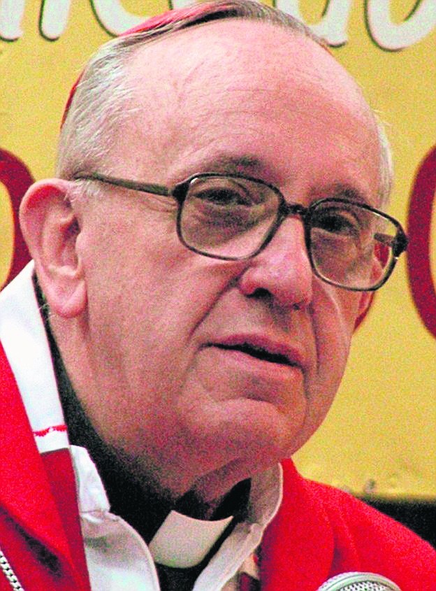 Jorge Bergoglio Studiował chemię, literaturę i psychologię. Jezuita wyświęcony w 1969 r., potem został prowincjałem zakonu w Argentynie. Biskup Buenos Aires od 1992 r. Przez dwie kadencje był też przewodniczącym Episkopatu Argentyny (2005-2011). W kwietniu 2005 r. adwokat występujący w imieniu ofiar argentyńskiej junty oskarżył kardynała o udział w porwaniu przez wojskowych dwóch jezuitów. Rzecznik kardynała zaprzeczał, do tej pory też nie znaleziono na to twardych dowodów. Duchownemu ta sprawa nie zaszkodziła w karierze - po śmierci Jana Pawła II był wymieniany jako jeden z kandydatów do papieskiego tronu (papabile). 