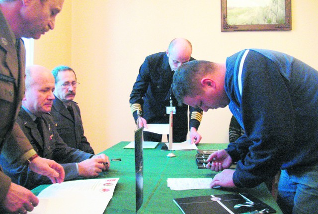 Podpisanie kontraktów z ochotnikami odbyło się w siedzibie bazy wojskowej w Malborku
