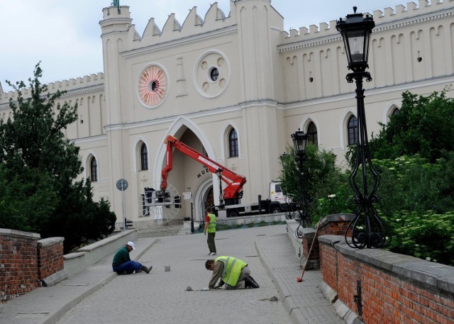 Montaż instalacji Maurycego Gomulickiego na Zamku Lubelskim