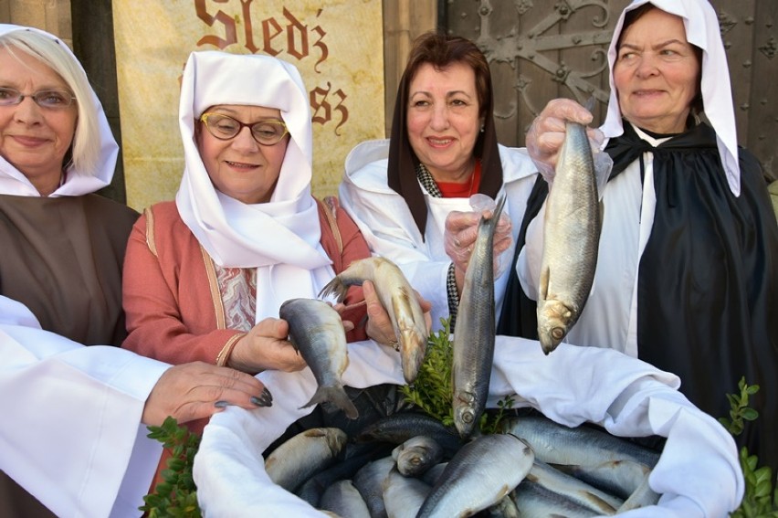 Śledź, chleb i grosz,  tradycja ze średniowiecza w Legnicy
