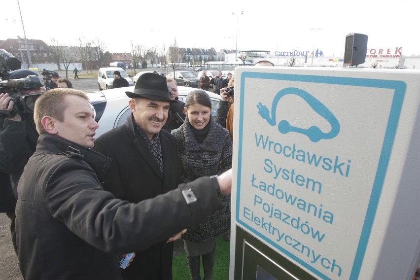 Wrocław: Pierwsza stacja dla aut na prąd (ZDJĘCIA)