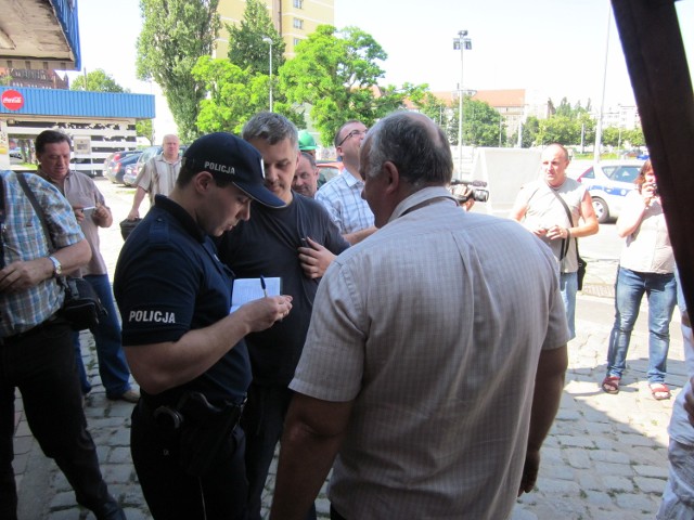 Interwencja policji podczas wieszania napisu na bramie stoczni