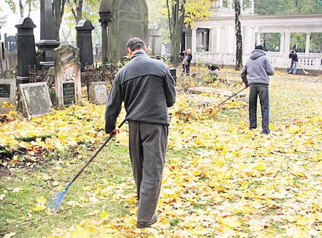 Więźniowie sprzątali cmentarz żydowski