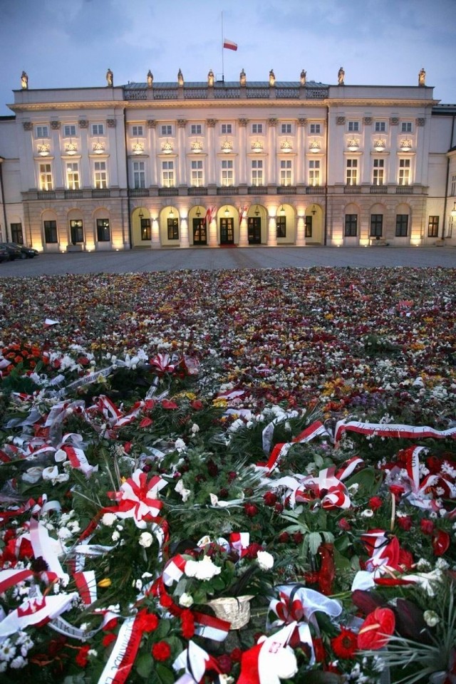 Kwiaty złożone w kwiecień 2010 r. na dziedzińcu pałacu prezydenckiego w hołdzie ofiarom katastrofy