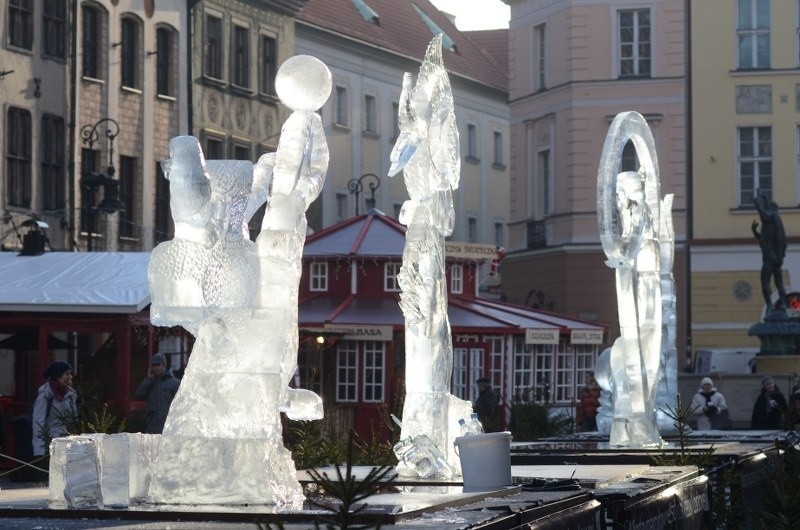 Rzeźby lodowe już niedługo postoją na Starym Rynku.
