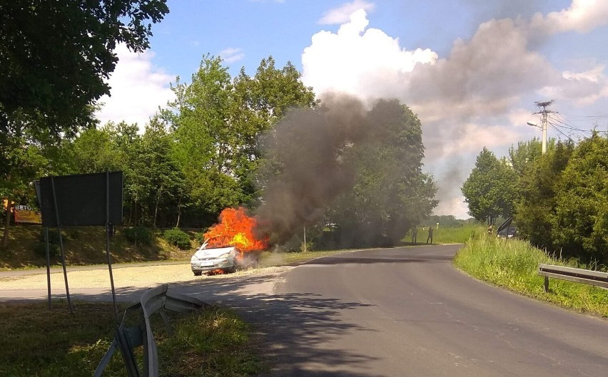 Na drodze w Grochowcach koło Przemyśla zapalił się ford focus [ZDJĘCIA] 