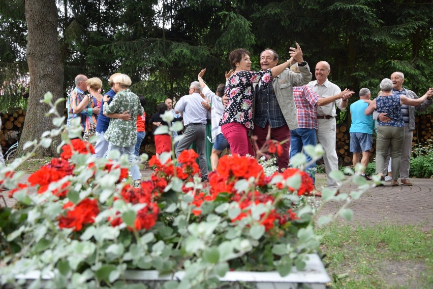 Studenci Uniwersytetu Trzeciego Wieku w Stargardzie tanecznym krokiem powitali lato na campingu Hania w Morzyczynie. ZDJĘCIA, WIDEO