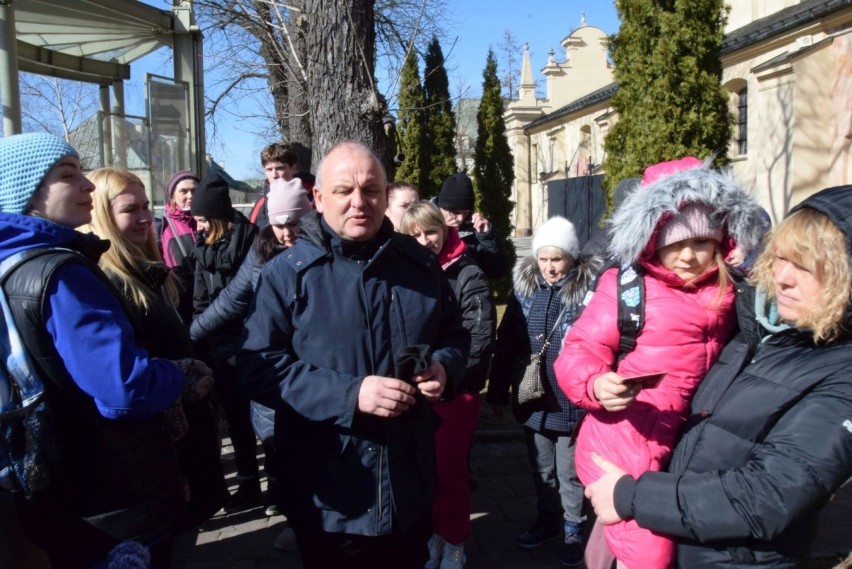 Grupa uchodźców z Ukrainy zwiedzała w sobotę, 12 marca,...